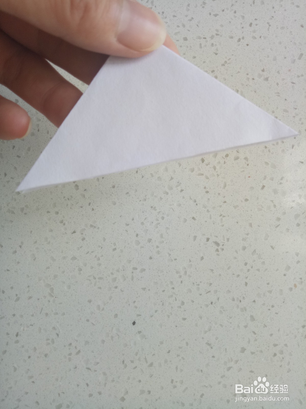 怎么用纸剪折出雪花