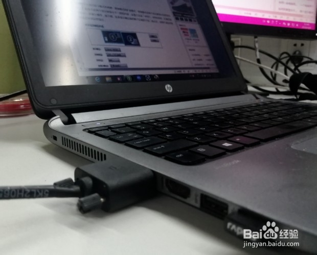 一台电脑两个显示器的连接方法(双屏显示)