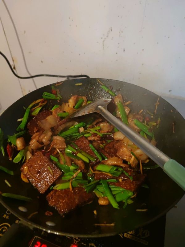 黔西黄粑炒回锅肉