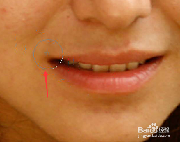 如何利用ps将人变成笑脸