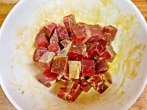 怎么做牛排粒芒果碗