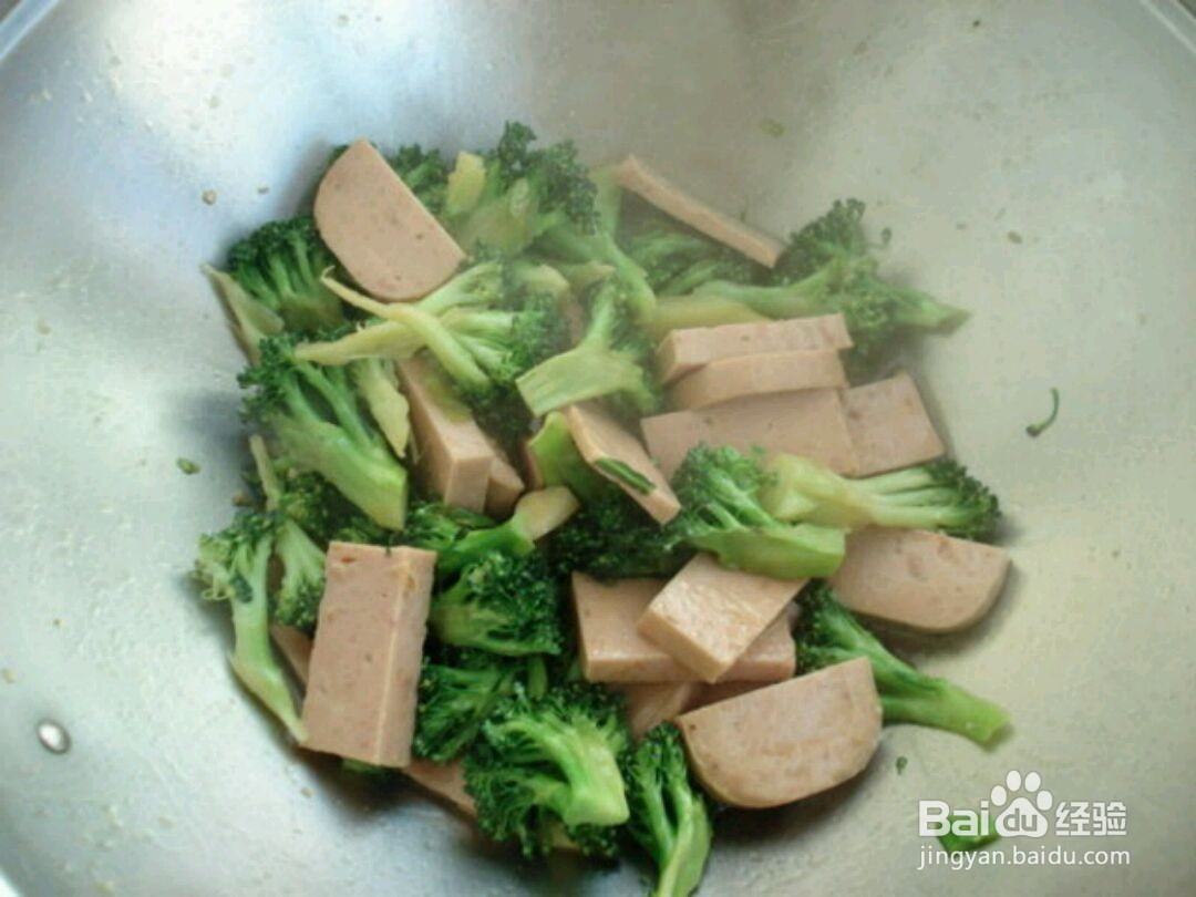 西兰花炒午餐肉的做法