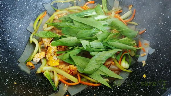 醋蛋生丝炒凉皮