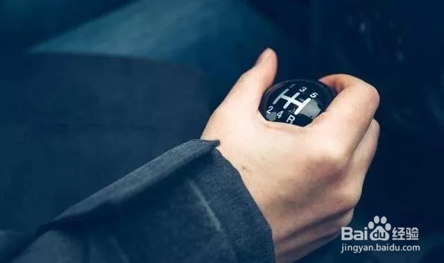 手动档车行驶中怎么换档