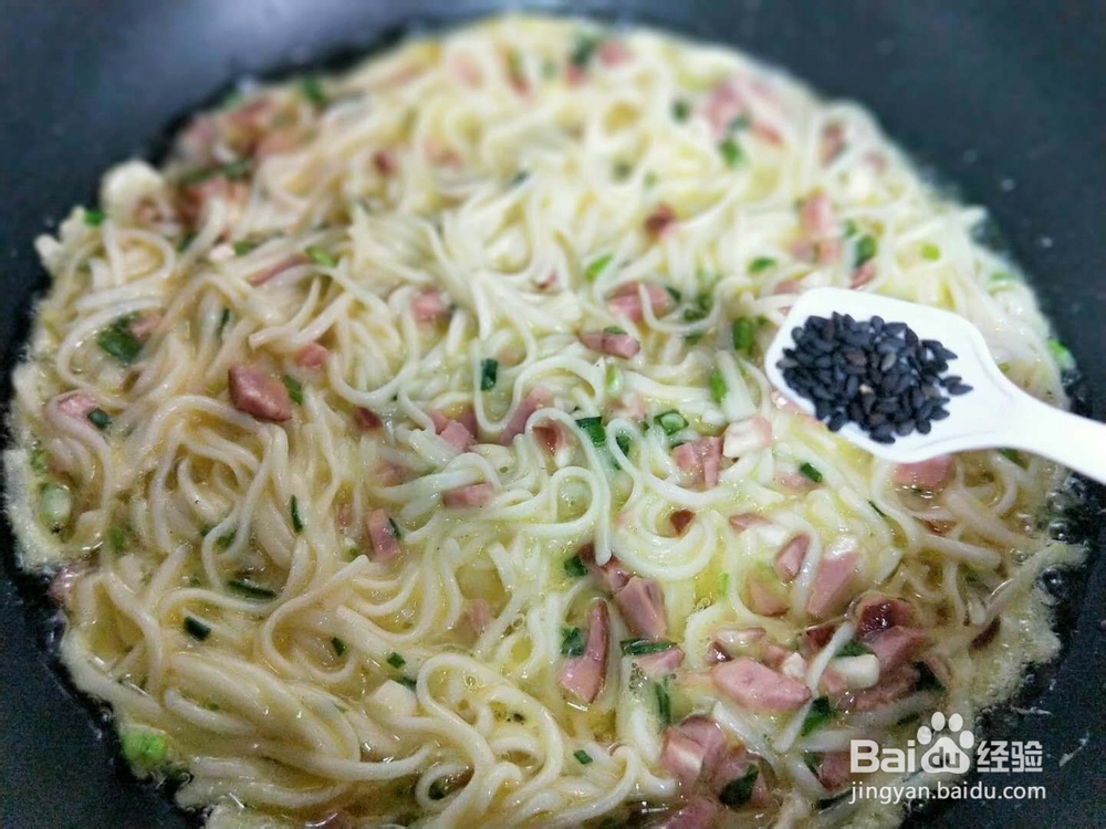 简单快手、脆香可口的面条火腿鸡蛋饼