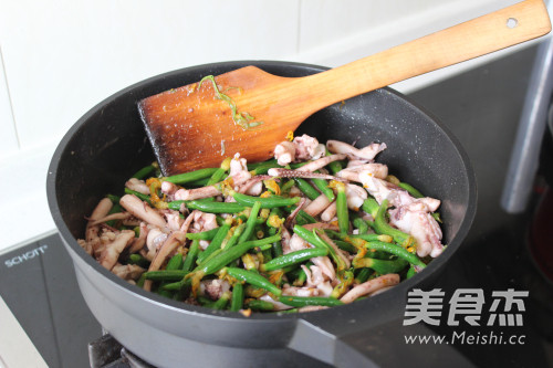 教你做黄瓜花炒鱿鱼，让你越吃越想吃，根本停不下来！