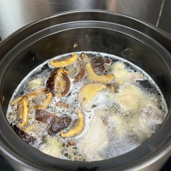 阿胶墨鱼土鸡汤