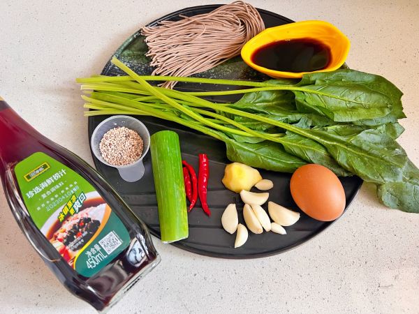 鸡蛋菠菜捞汁荞麦面