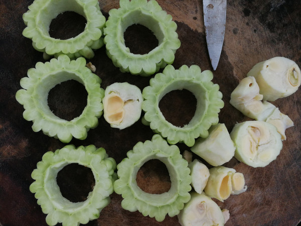 咸蛋黄肉末酿苦瓜