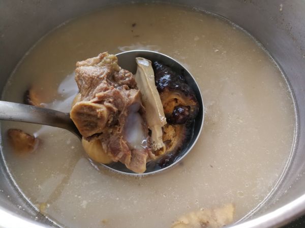 海参鲍鱼大骨汤