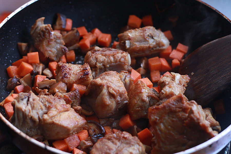 想吃排骨香菇焖饭？看完就能轻松学会