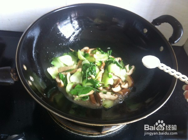 香菇炒菠菜家常做法，怎么做好吃又营养？