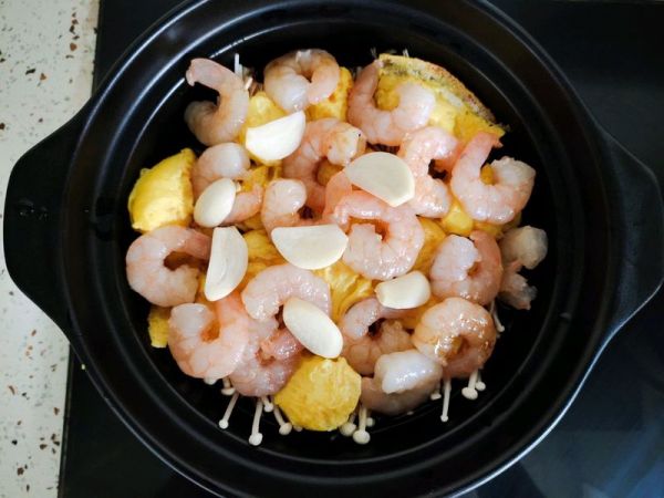 虾仁金针菇豆腐煲