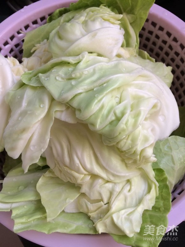 夏季清爽的凉拌包菜