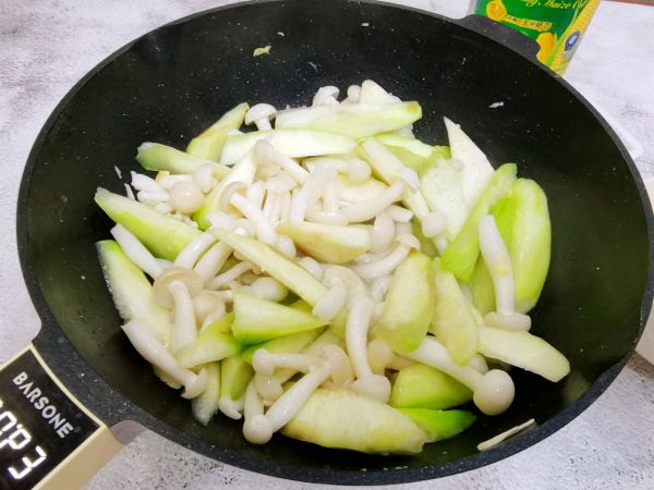 鸡蛋菌菇炒丝瓜