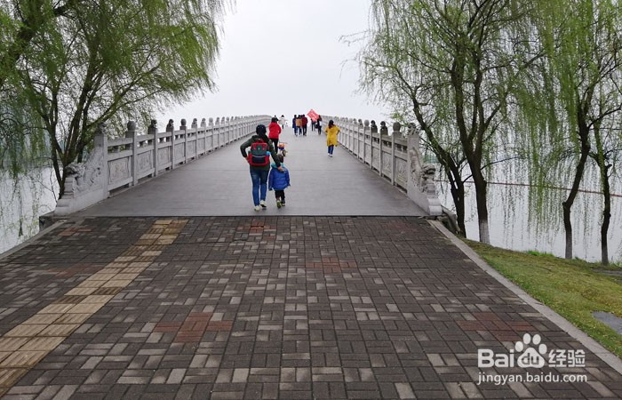 如何参观岳阳南湖公园的九孔桥