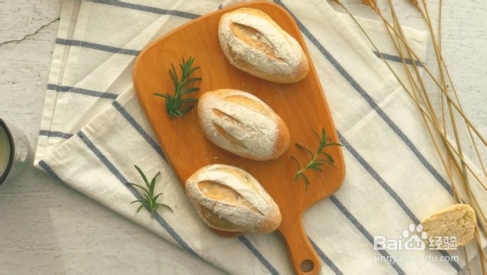 弥漫着香味的迷迭香布里面包