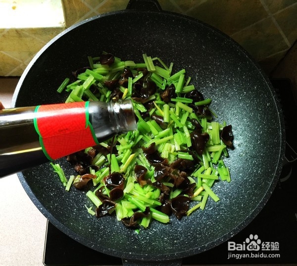 芹菜黑木耳炒鸡蛋做法