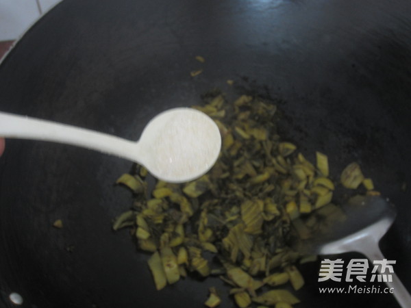 酸菜鸡翅的做法