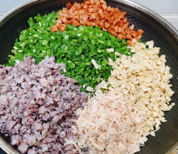 韭菜小墨鱼虾皮水煎包