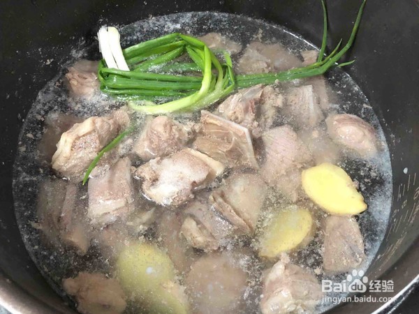 如何在家就能简单制作一份羊排炖胡萝卜呢