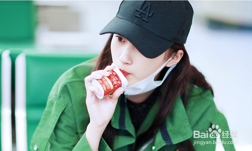 关晓彤潮装“走秀”长腿吸睛 青春活力尽显