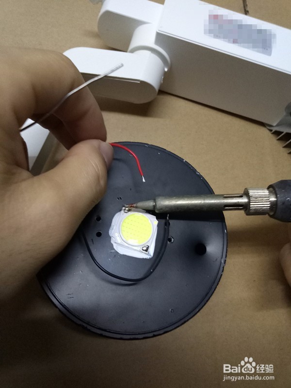 LED轨道射灯维修时怎么更换COB灯珠详细步骤
