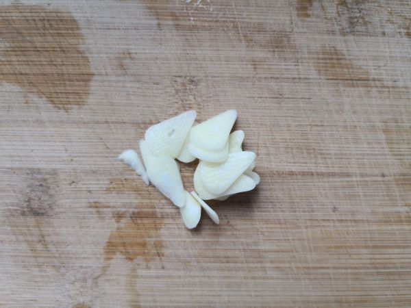 蒜片清炒马兰头