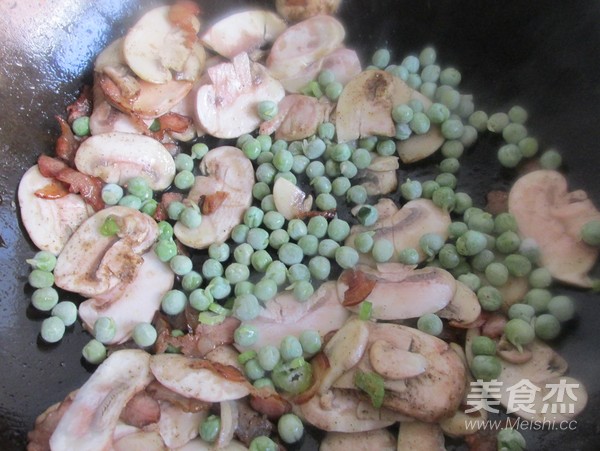 鲜虾菌菇熏肉披萨