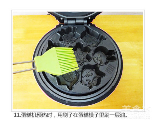 把蛋糕机刷油以免糊底哦