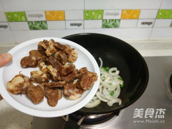 洋葱腊肠小炒