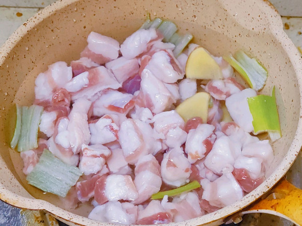 红烧肉炖鹌鹑蛋