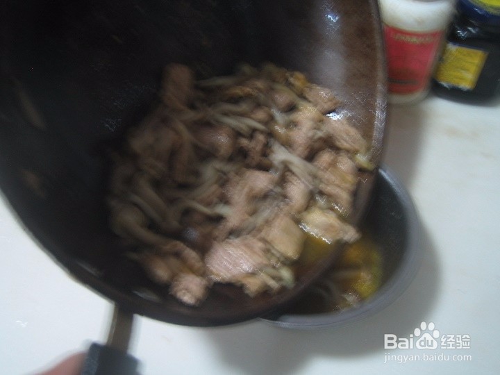 老年人怎样用蘑菇炖瘦猪肉片
