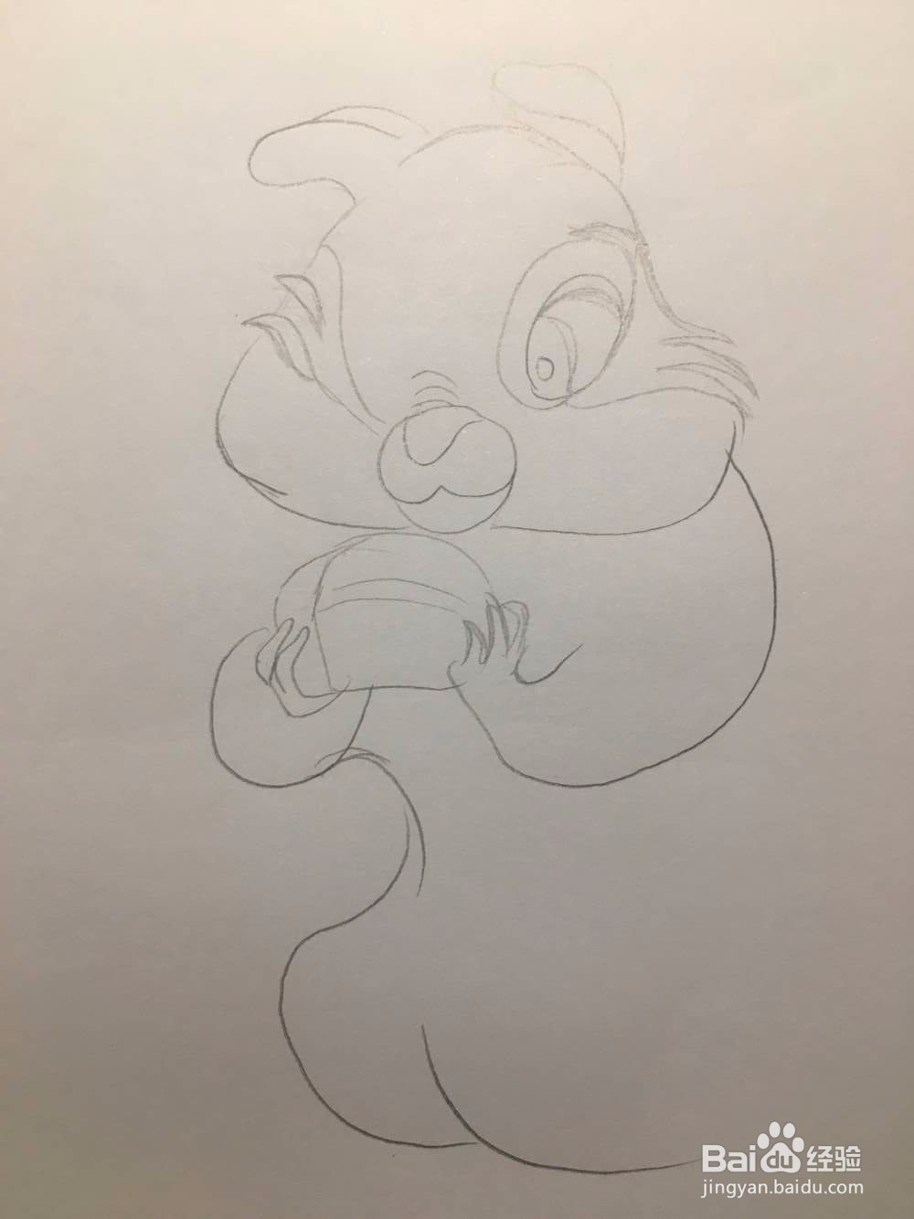 儿童彩色涂鸦:画一只准备吃面包的松鼠 手绘