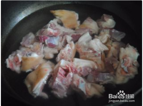 制作莲藕猪蹄汤