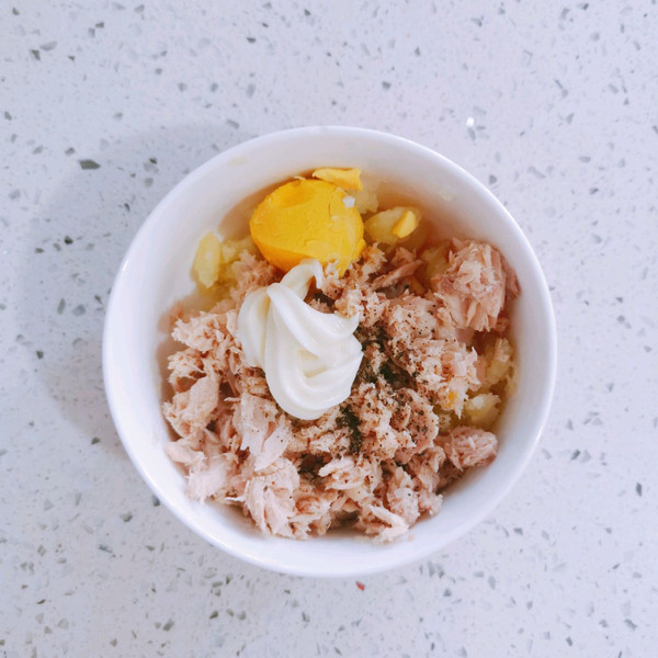 金枪鱼土豆泥沙拉三明治