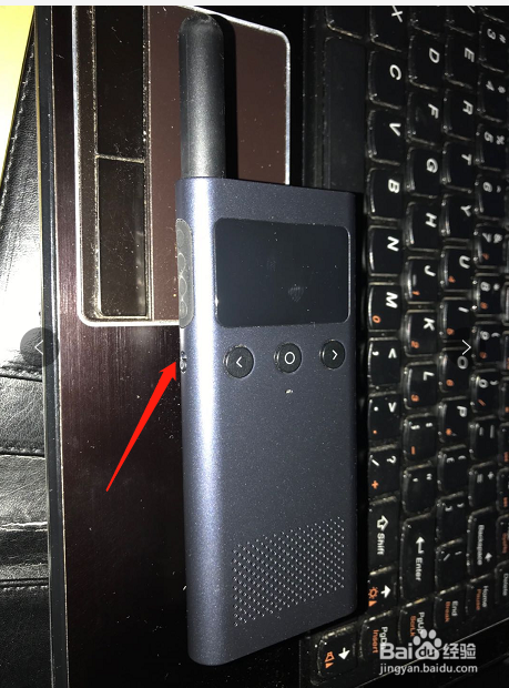 同一个蓝牙耳机怎么能同时连接对讲机和手机？