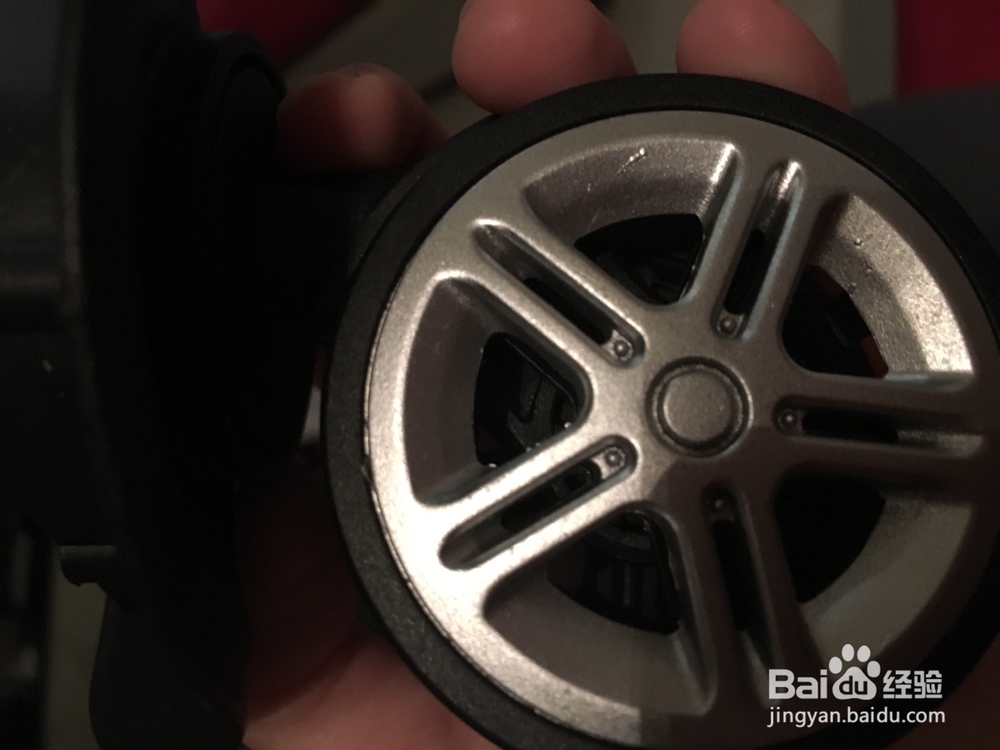 行李箱的万向轮子坏了怎么办?