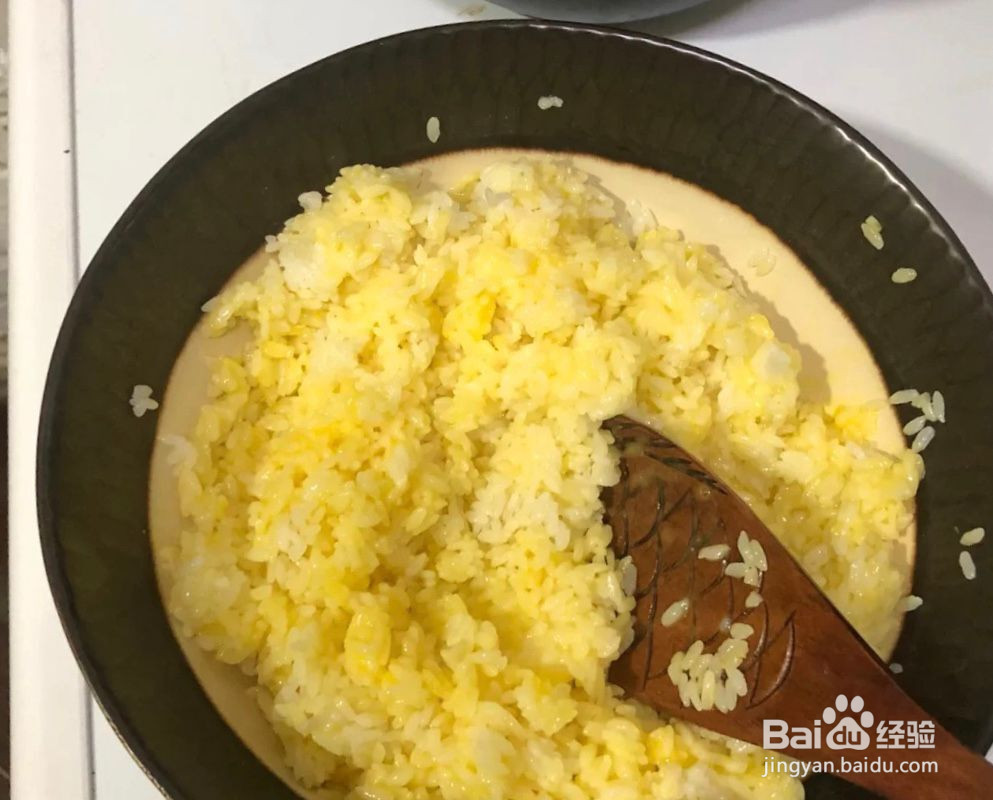 鸡蛋液拌到米饭里炒