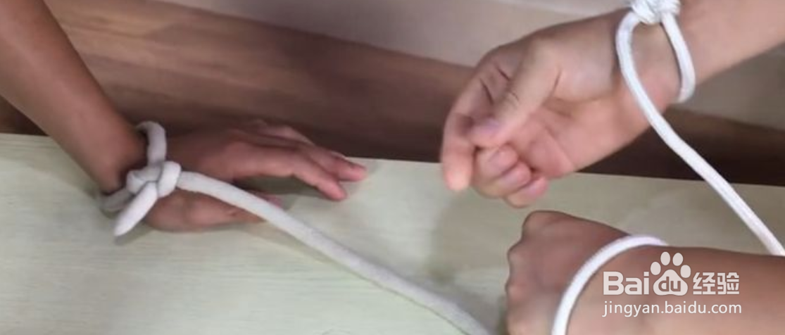 两个人手戴两根绳子怎么转出来
