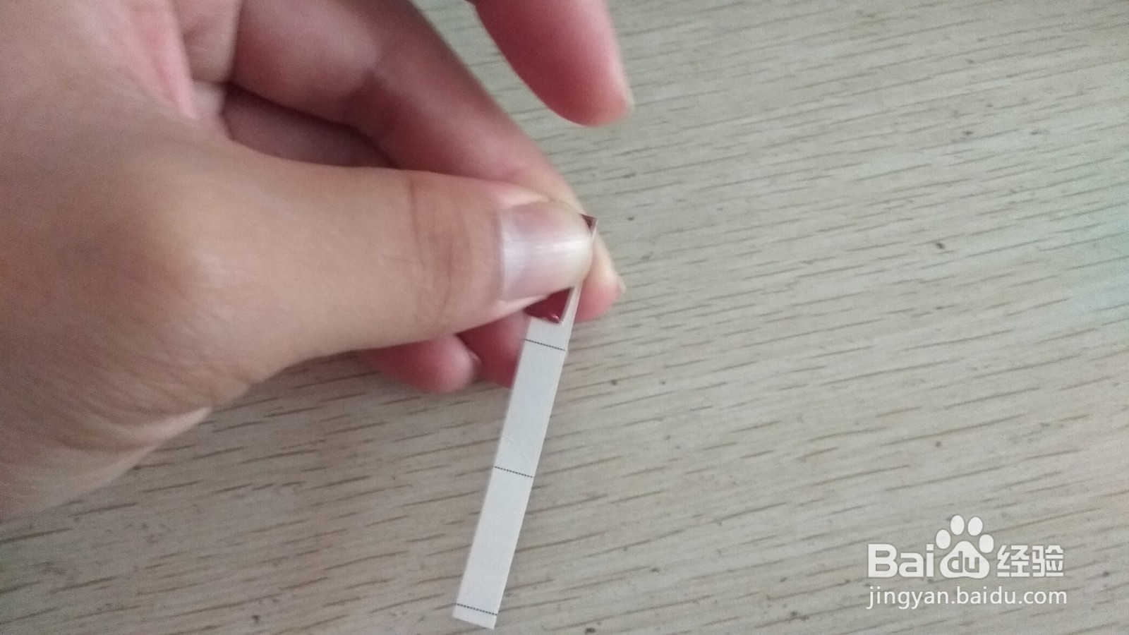 如何用一个细长的硬卡纸做三支中性笔的简易支架