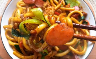 如何自制酱香鸡蛋炒土豆粉?