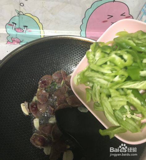 青椒炒腊肠的做法