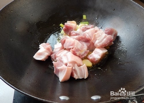 如何做酱香浓郁的芋头红烧肉