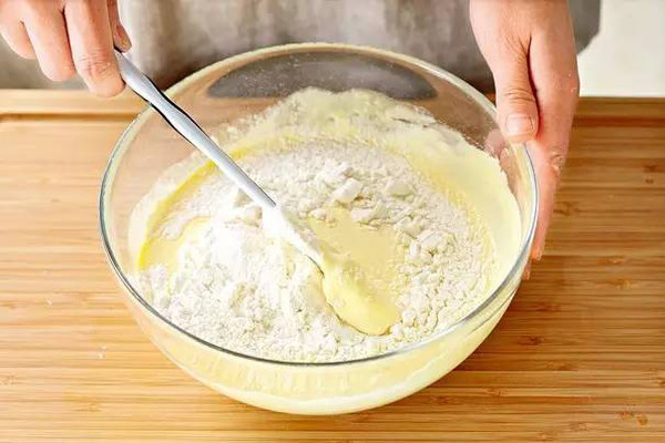 做蛋糕的时候 怎么打蛋清才能快速发白呢