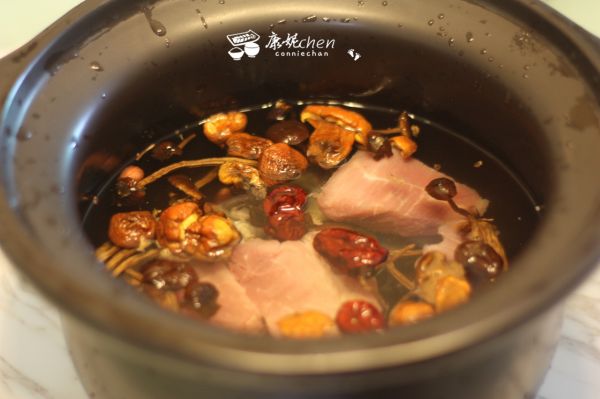 姬松茸茶树菇瘦肉汤