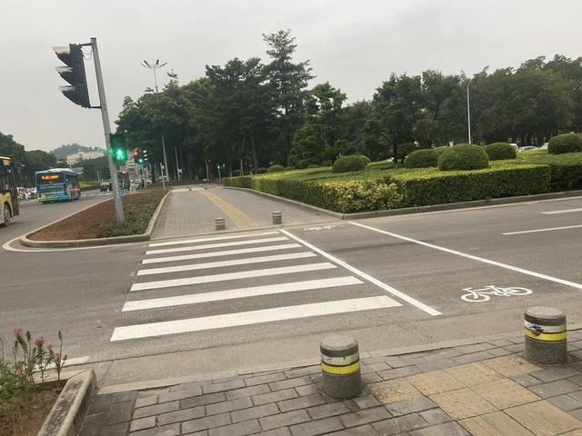 高速公路下道口的三角斑马线能压吗