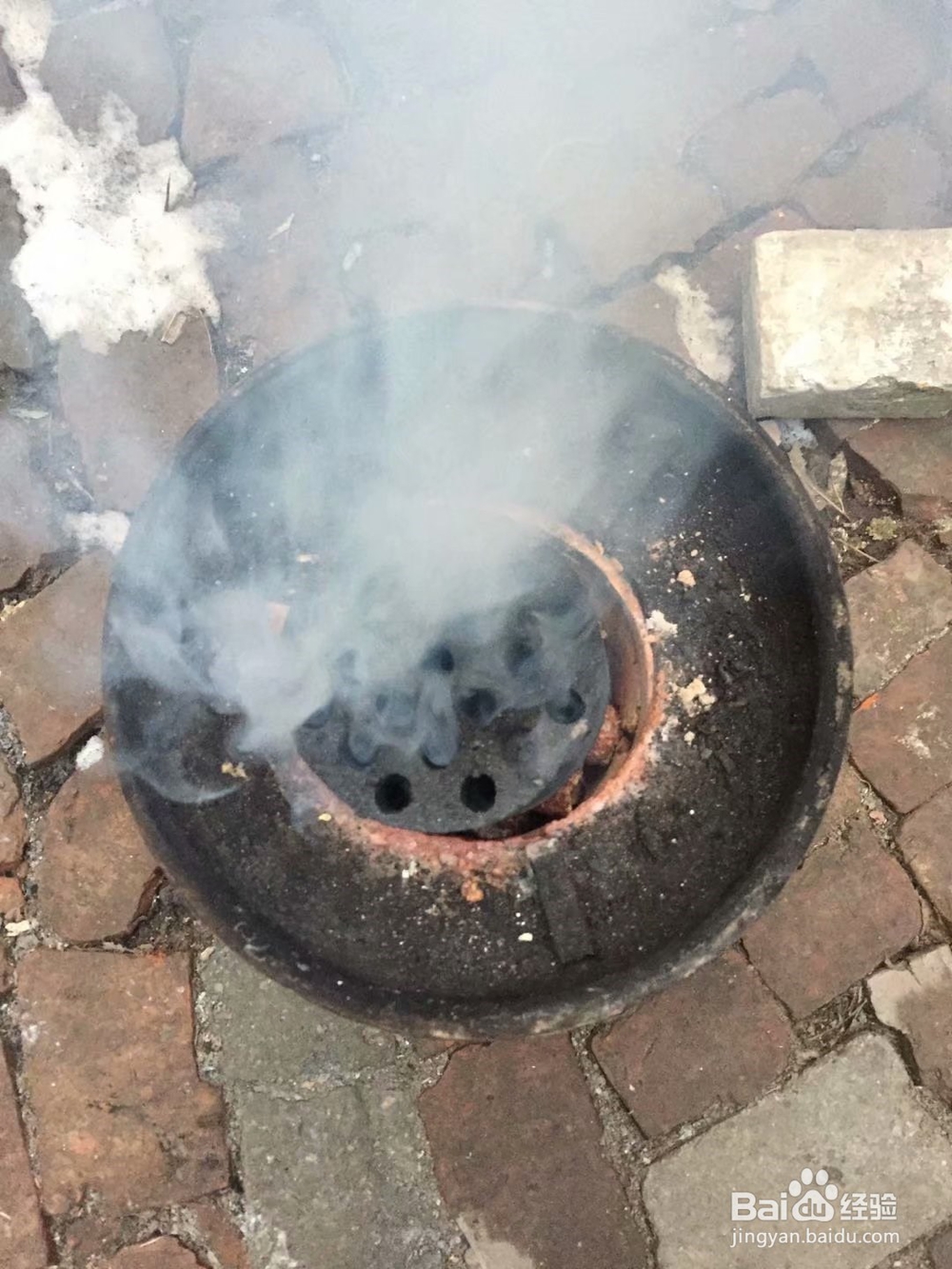 怎样用玉米棒快速点燃蜂窝煤炉