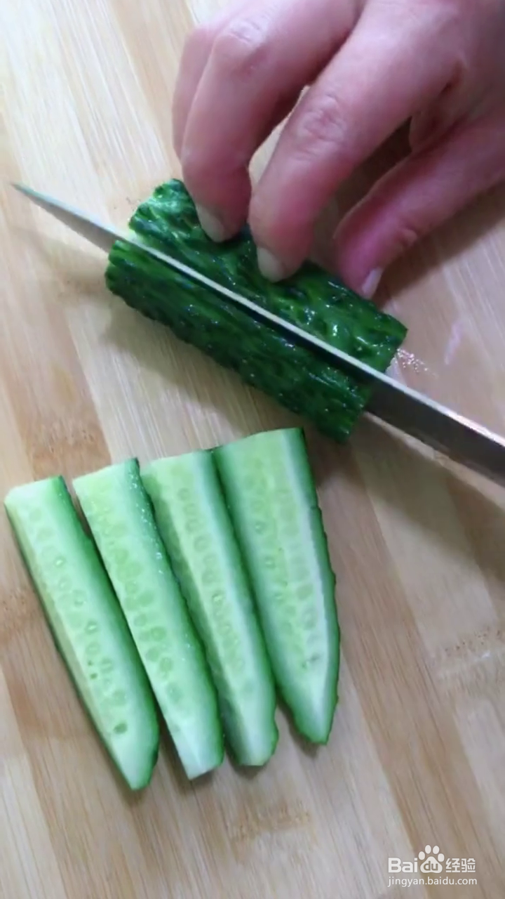 如何制作超级简单的腌黄瓜条