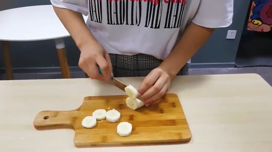 怎么制作水果奶昔？